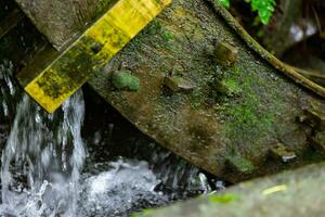 une historique en bois roue sur le l'eau surface dans tokyo proche en haut photo