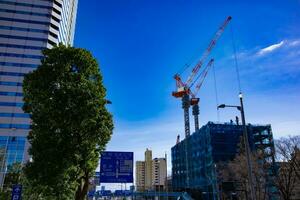 grues à le en dessous de construction dans tokyo photo