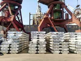 aluminium lingots. transport de aluminium pour exportation photo