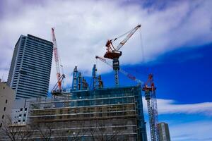 grues à le en dessous de construction dans tokyo photo