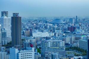 une crépuscule paysage urbain par haute angle vue près Kyocera dôme dans Osaka photo