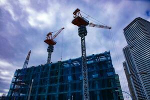 grues à le en dessous de construction dans tokyo photo