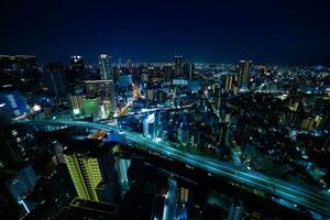 une nuit panorama paysage urbain près le chemin de fer dans Osaka large coup photo