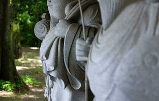 Japonais Gardien statues à le traditionnel rue dans tokyo photo