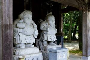 Japonais Gardien statues à le traditionnel rue dans tokyo photo