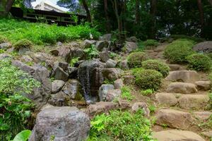 une Japonais jardin étang à tonogayato jardin dans été ensoleillé journée photo
