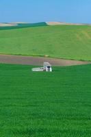 terres agricoles rurales avec hangar blanc photo