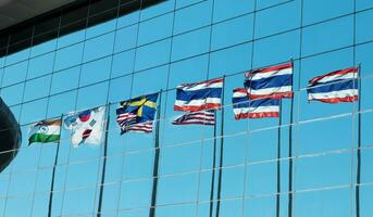 Inde Sud Corée Japon Malaisie Suède Amérique et Thaïlande drapeau pôle réflexion sur miroir de bâtiment photo
