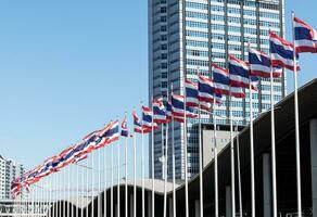 Thaïlande drapeau pôle dans de face de bâtiment photo