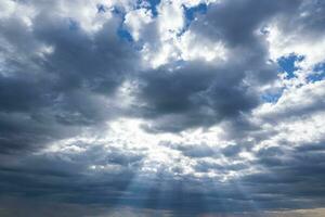 rayons de soleil et des nuages. paradis ou religieux ou saint concept photo