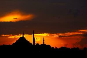 islamique Contexte photo. silhouette de Suleymaniye mosquée à le coucher du soleil photo