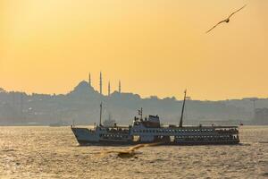 Istanbul Contexte photo. symboles de istanbul. traversier et Suleymaniye mosquée photo