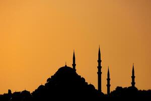 silhouette de Suleymaniye mosquée à le coucher du soleil. Ramadan ou islamique concept photo