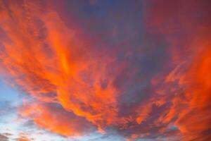 cloudscape à le coucher du soleil. spectaculaire des nuages vue à le coucher du soleil. photo