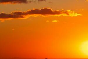 le coucher du soleil Contexte photo. partiellement nuageux ciel à le coucher du soleil. photo