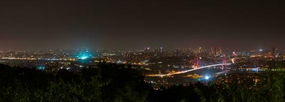 Istanbul panoramique vue à nuit. le bosphore pont et paysage urbain de Istanbul photo