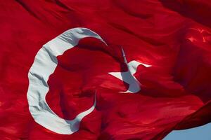 Turc bayragi ou turc drapeau. agitant turc drapeau dans plein Cadre vue photo