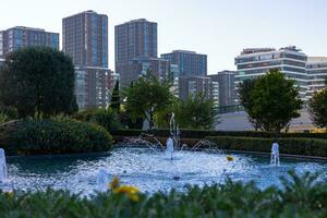 Urbain voir. une étang dans le parc et Résidentiel district sur le Contexte photo