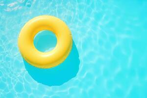 ai généré Haut vue Jaune nager bassin bague flotte dans bleu l'eau, l'été relaxation photo