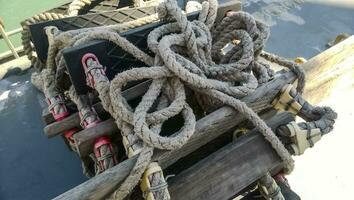 corde échelle sur le bateau. corde et bois photo