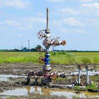 pétrole bien après réparation dans boue et flaques d'eau. photo