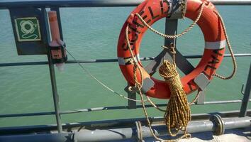 veux dire de portion le noyade. bouée de sauvetage. le navires équipement à Aidez-moi le détruit épave photo