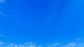 vue de bleu ciel avec peu des nuages photo