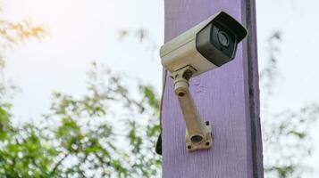 traditionnel surveillance caméra installée à le maison photo