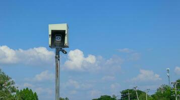 vieux surveillance caméra installer sur le métal gris pôle photo