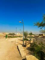 Publique barbecue endroit dans une oued nom parc riyad . le pierre bloquer permet gens à gril nourriture en plein air. Feu endroit pour une un barbecue faire la fête. photo