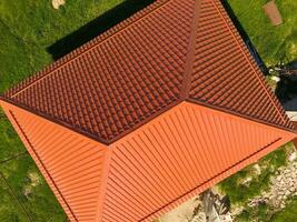 maison avec un Orange toit fabriqué de métal, Haut voir. métallique profil peint ondulé sur le toit. photo