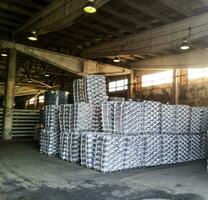 aluminium lingots. transport de aluminium pour exportation photo