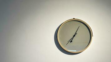 nettoyer moderne l'horloge pendaison sur le mur photo