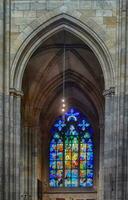 beaucoup coloré verre fenêtre, st. vitus cathédrale Prague photo