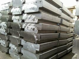 aluminium lingots. transport de aluminium pour exportation photo