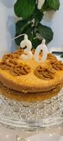 célébrer 30 ans dans style le image de le anniversaire gâteau dans une vibrant fête transmet joie et fête. avoir il maintenant et partager inoubliable des moments photo