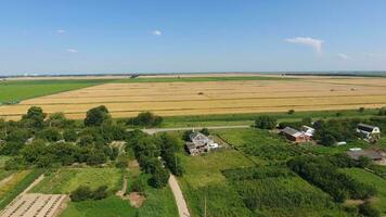 vue de le des champs par le village. récolte de blé. campagne. photo