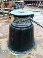 amarrage bollard sur le ponts de un industriel port de mer. photo