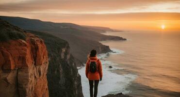 ai généré sportif en forme Jeune diverse femme athlète fonctionnement sur une Montagne randonnée avec Soleil dans le Contexte photo