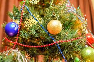 décorations Nouveau année arbre. clinquant et jouets, des balles et autre décorations sur le Noël Noël arbre permanent dans le ouvert air. photo