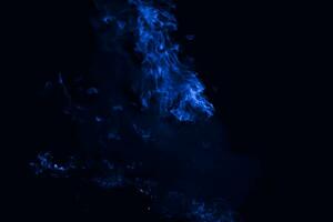 bleu flamme. brûlant de riz paille à nuit. photo