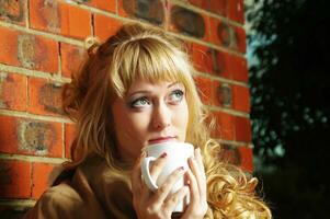 fille avec tasse photo