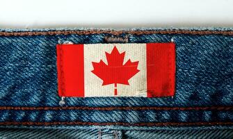 drapeau sur le étiquette de le jeans photo