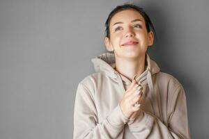 portrait de une Jeune jolie fille dans une sweat à capuche photo