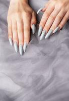 gris ongles sur gris dentelle Contexte. photo