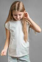 portrait de mignonne peu fille avec longue lumière cheveux photo