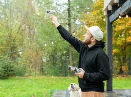 homme en jouant avec drone photo