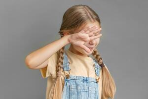 une peu fille spectacles une signe de manifestation avec sa main photo