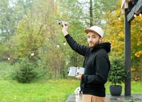 homme en jouant avec drone photo