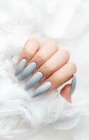 gris ongles sur blanc dentelle Contexte. photo